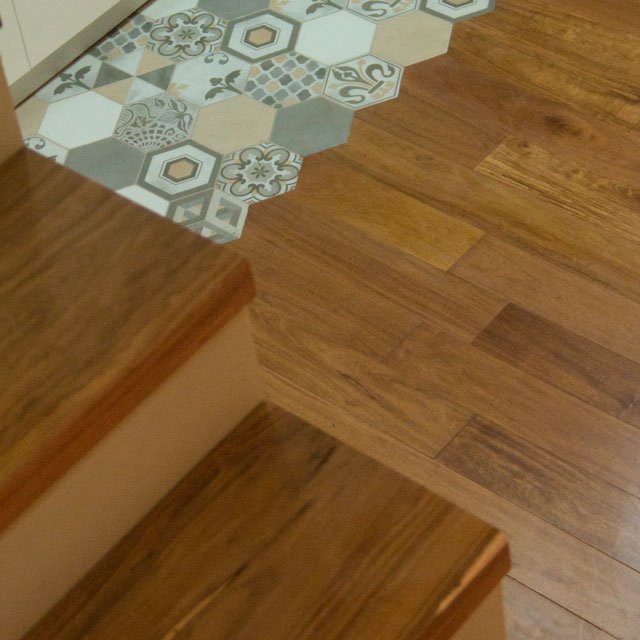 entablonado-prefinished-incienso-piso-madera-revestimiento-escalera (1)