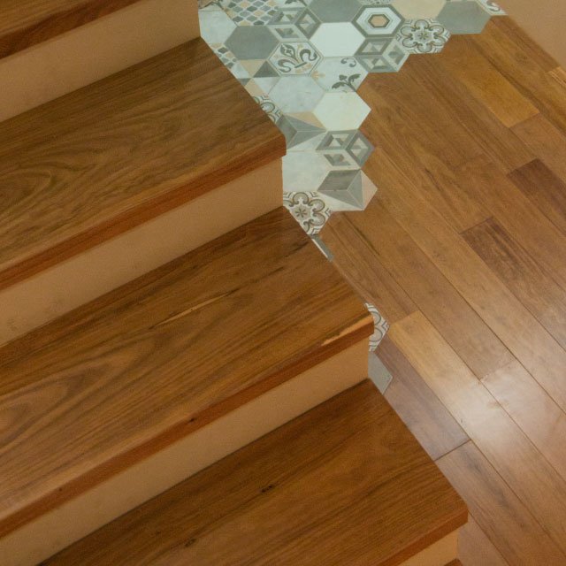 entablonado-prefinished-incienso-piso-madera-revestimiento-escalera (3)