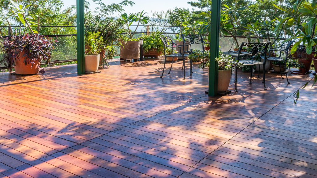 Deck de Eucalipto rostrata colocado en terraza. Artículo Vida Útil de un Deck de Madera Rolón