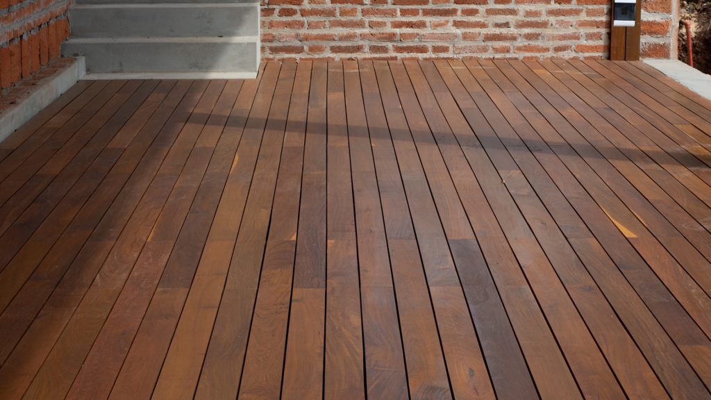 Deck de Lapacho colocado en quincho. Artículo Vida Útil de un Deck de Madera Rolón