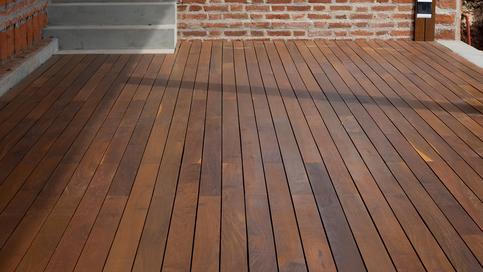 Gamalier Rolon Vida útil de un deck de madera Rolón: Durabilidad y cuidado
