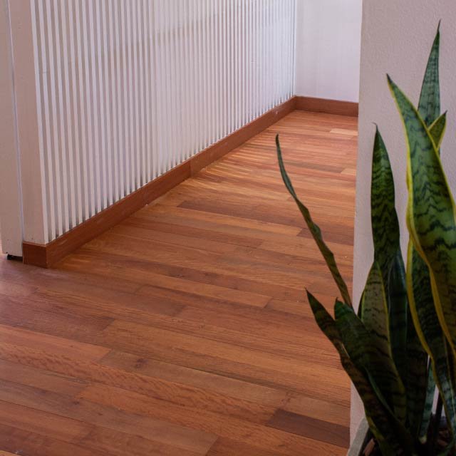 piso-entablonado-prefinished-eucalipto-rostrata-oficina-rolon (1)