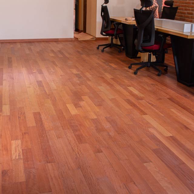 piso-entablonado-prefinished-eucalipto-rostrata-oficina-rolon (3)