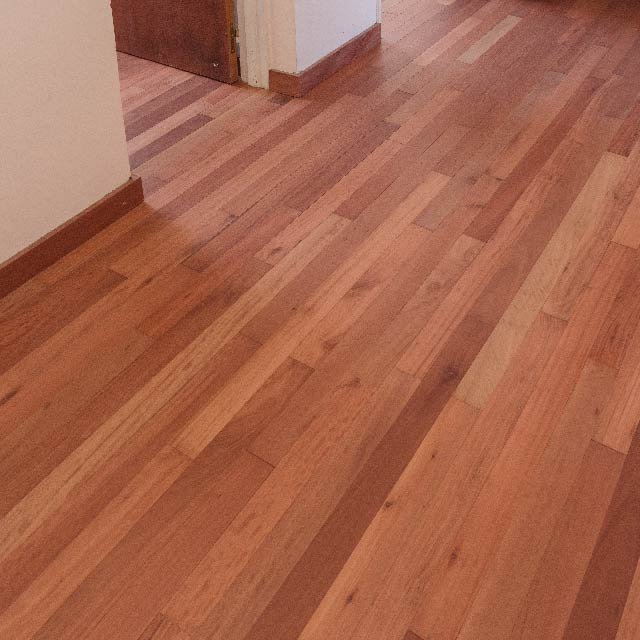 piso-entablonado-prefinished-macizo-eucalipto-rostrata-rolon (3)