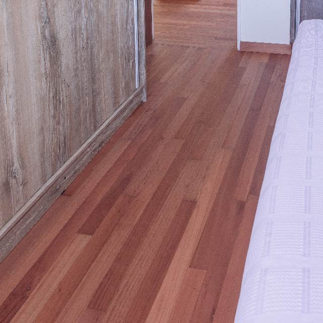 piso-entablonado-prefinished-macizo-eucalipto-rostrata-rolon (7)